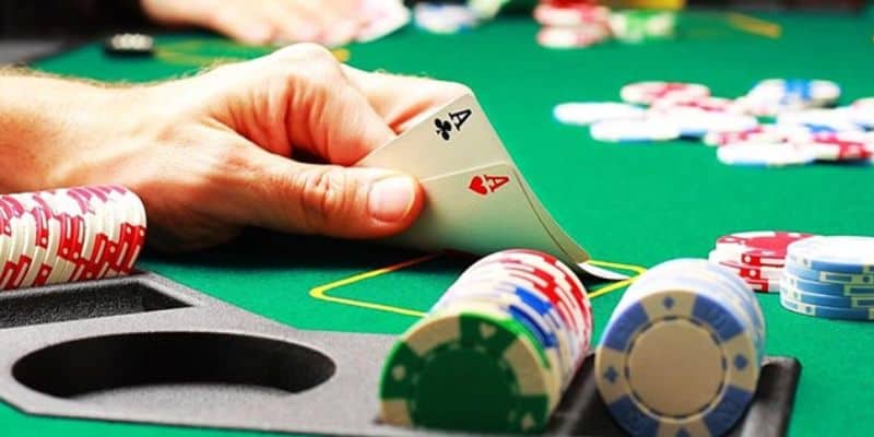 Một bàn chơi game poker có ít nhất 2 người và tối đa 10 người.